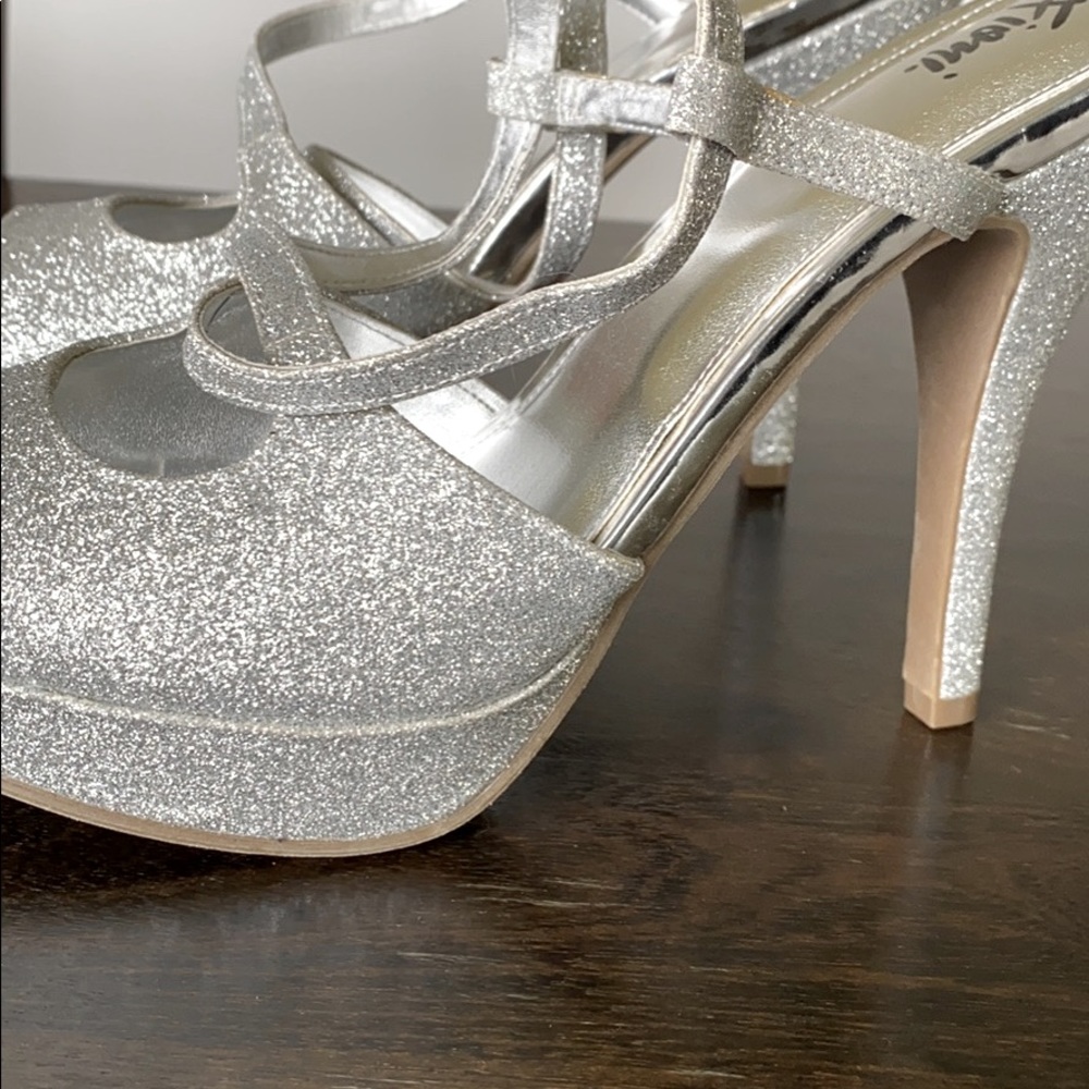 Size 10 silver dress heel.
